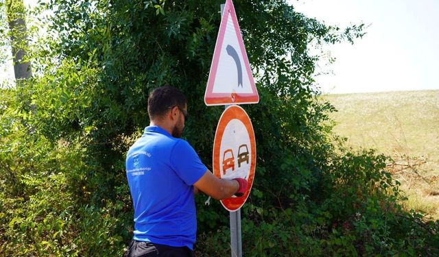 Kocaeli Büyükşehir’le kırsal ulaşımda levhalar yenileniyor