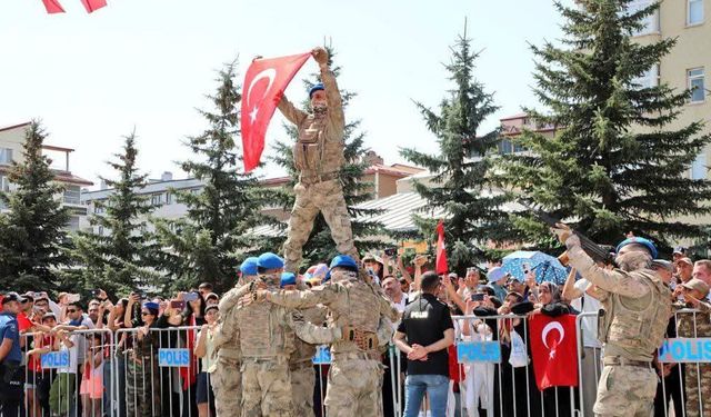 Kars’ta Komandoların yaptığı gösteri beğeni topladı