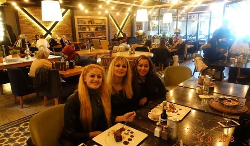 Viyana&#039;dan apar topar Türkiye&#039;ye gelen Elvan Koçak kızlarının Adnan Oktar ve ekibinden uzaklaştırılması için hukuki süreç başlatmıştı. Dün akşamüstü İstanbul Anadolu 20. Aile Mahkemesi tarafından bir karar alınmış ve B. K. (17) ve Ş. K (19) velayeti baba Elvan Koçak&#039;a verilmişti