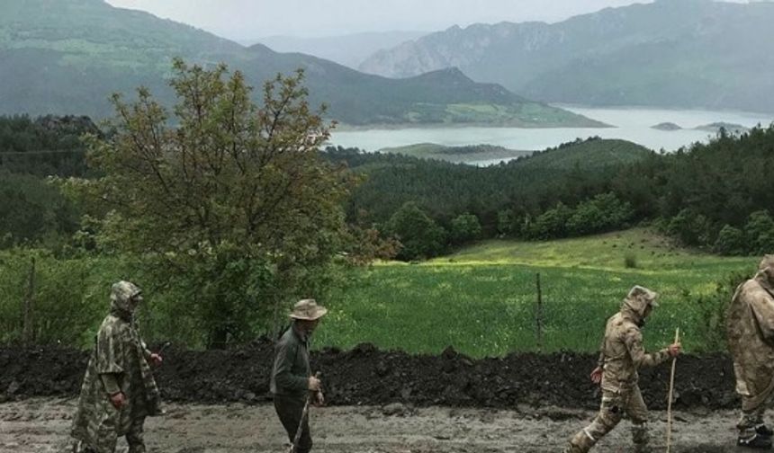 Alancık Mahallesi&#039;ndeki evlerinin önünde oynarken kaybolan 1,5 yaşındaki Ecrin Kurnaz&#039;ın bulunması için dün ara verilen çalışmalara, beşinci günde yeniden başlandı.

Çalışmalara Ladik Asayiş Komando Birliğinden iki tim, İl Jandarma Komutanlığı ve Vezirköprü Jandarma Komutanlığı ile AFAD ve UMKE ekipleri katılıyor.

AFAD, 32 kişilik ekiple çalışmalara katılırken, bir iz takip köpeği, iki canlı arama köpeği, iki de kadavra arama köpeği kullanılıyor.