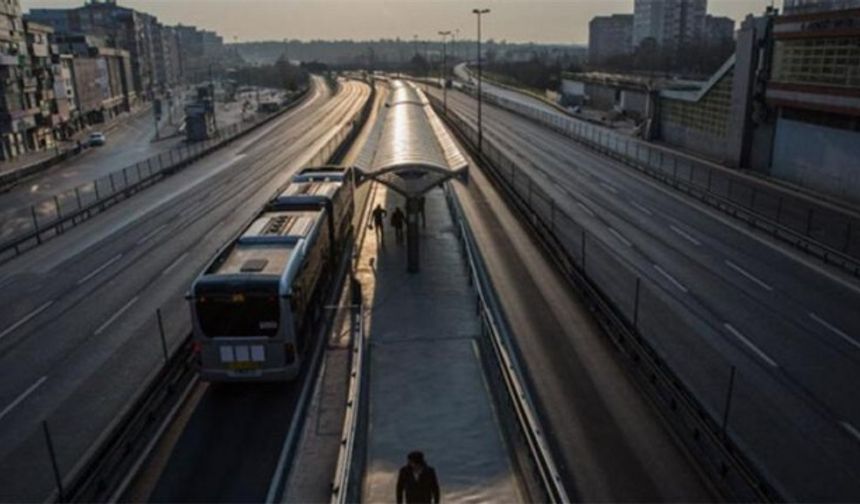 SOKAĞA ÇIKMA YASAĞINDAN MUAF TUTULAN KİŞİLER * Açık olacak işyeri, işletme ve kurumlarda yönetici, görevli veya çalışanlar * Kamu düzeni ve güvenliğinin sağlanmasında görevli olanlar (Özel güvenlik görevlileri dahil) * Acil Çağrı Merkezleri, AFAD, Kızılay ve Vefa Sosyal Destek Birimlerinde görev alanlar * Cenaze defin işlemlerinde görevli olanlar (din görevlileri, hastane ve belediye görevlileri vb.) ile birinci derece yakınlarının cenazelerine katılacak olanlar * Elektrik, su, doğal gaz, telekomünikasyon vb. kesintiye uğramaması gereken tedarik sistemlerinin sürdürülmesi ve arızalarının giderilmesinde görevli olanlar * Ürün ve/veya malzemelerin nakliyesinde ya da lojistiğinde (kargo dahil), yurt içi ve yurt dışı taşımacılık, depolama ve ilgili faaliyetler kapsamında görevli olanlar * Yaşlı bakımevi, huzurevi, rehabilitasyon merkezleri, çocuk evleri vb. sosyal koruma/bakım merkezleri çalışanları * Otizm, ağır mental retardasyon, down sendromu gibi &quot;Özel Gereksinimi&quot; olanlar ile bunların veli/vasi veya refakatçileri * Demir-çelik, cam, ferrokrom vb. sektörlerde faaliyet yürüten işyerlerinin yüksek dereceli maden/cevher eritme fırınları ile soğuk hava depoları gibi zorunlu olarak çalıştırılması gereken bölümlerinde görevli olanlar * Bankalar başta olmak üzere yurt çapında yaygın hizmet ağı olan kurum, kuruluş ve işletmelerin bilgi işlem merkezlerinin çalışanları (asgari sayıda olmak kaydıyla) *Bozulma riski bulunan bitkisel ve hayvansal ürünlerin üretimi, işlenmesi, pazarlanması ve nakliyesinde çalışanlar * Küçükbaş-büyükbaş hayvanları otlatanlar, arıcılık faaliyetini yürütenler, sokak hayvanlarını besleyecek kişiler ile evcil hayvanlarının zorunlu ihtiyacını karşılamak üzere dışarı çıkacaklar (ikametinin önü ile sınırlı olmak kaydıyla) * Veteriner hekimler * Ekmek dağıtımında görevli olanlar * Zorunlu sağlık randevusu olanlar (Kızılay&#039;a yapılacak kan ve plazma bağışları dahil) * Yurt, pansiyon, şantiye vb. toplu yerlerde kalanların gereksinim duyacağı temel ihtiyaçların karşılanmasında görevli olanlar * İş sağlığı ve güvenliği nedeniyle işyerlerinden ayrılmaları riskli olan çalışanlar (iş yeri hekimi vb.) * Servis hizmeti vermek üzere dışarıda olduklarını belgelemek şartı ile teknik servis çalışanları * Tarımsal üretimin devamlılığı için gerekli olan ekim-dikim, sulama-ilaçlama gibi faaliyetler kapsamında bölgesel özelliklere göre İl/İlçe Hıfzıssıhha Kurullarınca izin verilenler * Belediyelerin toplu taşıma, temizlik, katı atık, su ve kanalizasyon, ilaçlama, itfaiye ve mezarlık hizmetlerini yürütmek üzere hafta sonu çalışacak personel