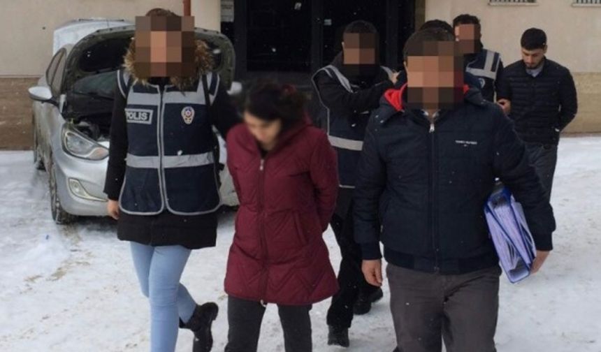 İğrenç olay okurken tekrar tekrar okudum yanlış mı anlıyorum diye… maalesef…

İğrenç olay: Annenin sevgilisinden ölen 38 günlük bebeğe ….Van’da 38 günlük erkek bebeğe cinsel istismarda bulunup, öldürdükleri iddiasıyla tutuklanan, aralarında bebeğin annesinin de bulunduğu 3 sanığın yargılanmasına devam edildi. Duruşmada, mahkemeye verilen mütalaada sanıklardan anne P.T. ile sevgilisi olduğu öne sürülen F.A.’nın ağırlaştırılmış müebbet hapis cezası ile cezalandırılmaları talep edildi.