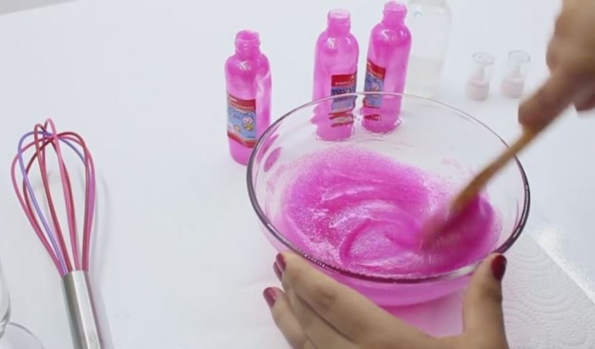 Çocukların oyun oynamak için kırtasiyelerden satın aldığı yarı akışkan slime isimli oyuncakta uyuşturucu hammaddeleri olduğunu ortaya çıkmasının ardından ilk slime vakası Antalya Akdeniz Üniversitesi Hastanesi’nde görüldü.