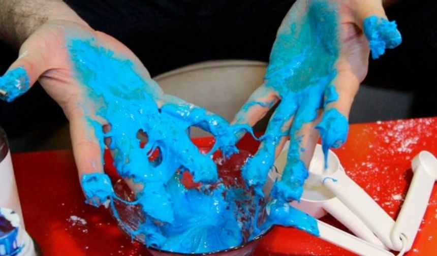 Dermatoloji Uzmanı Prof. Dr. Ülker Gül’ün kontrol ettiği çocuk hastaya slime ile temasa bağlı egzama teşhisi konuldu. Prof. Dr. Ülker Gül, “Bir çocuk hasta el parmağında temas egzaması ile geldi.

Bu slime ile temasa bağlı ‘temas egzaması’ teşhisi koyduğum ilk olgu” dedi.