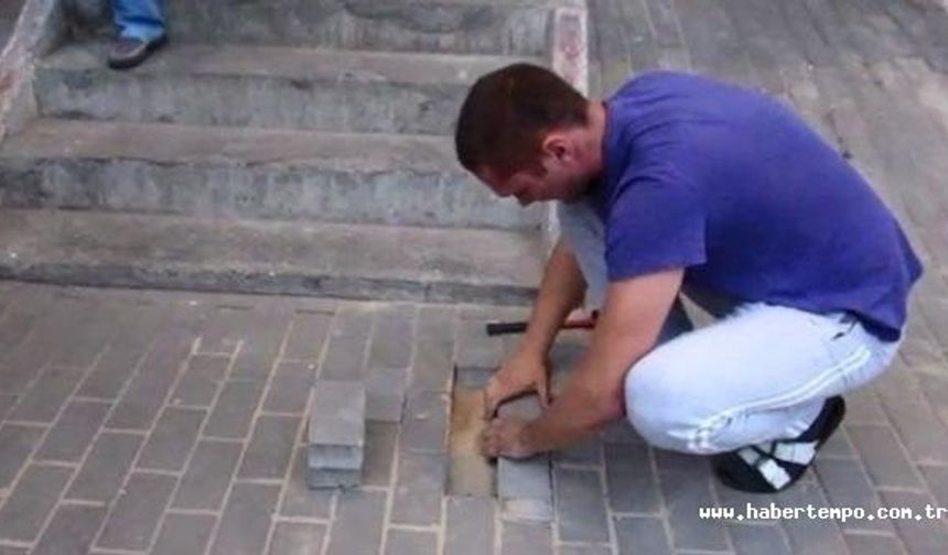 Rusya&#039;da yeni tamamlanmış bir kaldırımın altındaki boşluğa hapsedilmiş köpek, apartman merdivenlerinde köpeğin havlamalarını duyan bir adam tarafından fark edilince kurtarıldı.