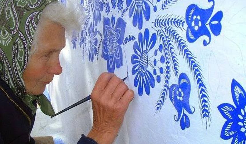 Anežka (Agnes) Kašpárková hayatı boyunca çiftçilik yaptı. Sürekli çalışmasına rağmen hobisinden asla vazgeçmedi.

Küçük fırçasıyla yıllar boyunca Çekya’nın Louka köyündeki evlerin dışını boyadı. Yaptıklarında geleneksel Moravya sanatından esinlendi.