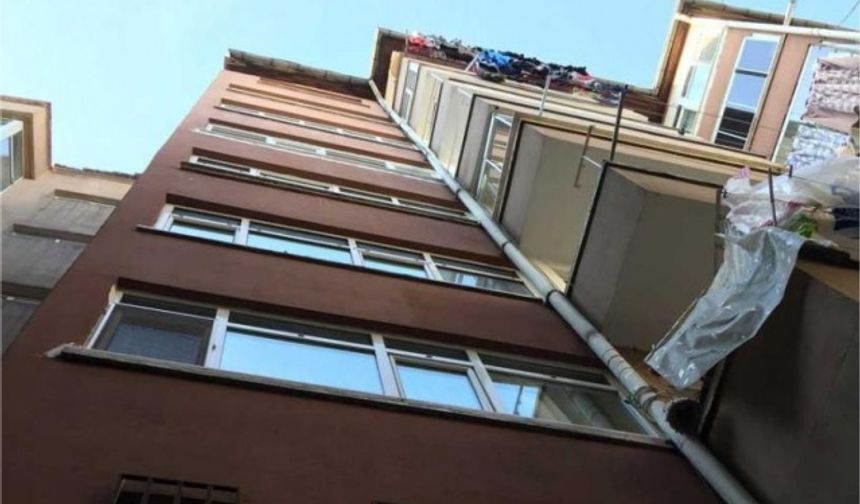 Bulunduğumuz katın altında yaşlı nine kalırdı. 3 saat geçmişti ki zilimiz çaldı. “Evladım torunumu size banyo ettirebilir miyim kızmazsınız değil mi?” dedi. Şaşırmıştım acaba neden diye..
Tanışalı birkaç gün olmuştu. İçeri buyur ettim. Üşümesin diye kombiyi bir koşu açtım. Eşim de benim gibi öğretmen. Henüz yeni olduğumuzdan etrafı, insanları pek tanımayız.