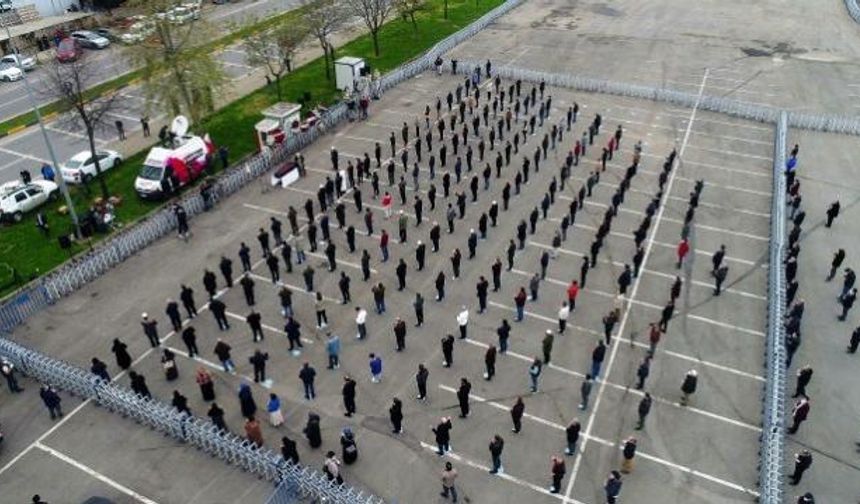 BTP Genel Başkanı Haydar Baş, hayatını kaybettiği memleketi Trabzon&#039;da düzenlenen cenaze töreniyle toprağa verildi. Sosyal mesafe kuralına uyularak kılınan cenaze namazında herkesin dikkatini tabuta örtülen siyah örtü çekti.