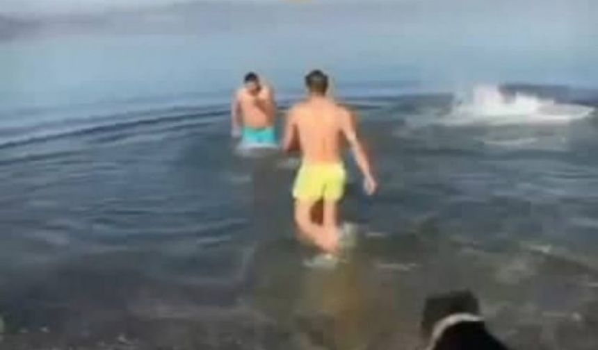 Sokağa çıkma yasağına rağmen, Bursa&#039;nın Gemlik ilçesinde deniz keyfi yapan ve bu yetmezmiş gibi &quot;Fakirler Korona&#039;dan ölsün&quot; diye paylaşım yapan 4 kişi gözaltına alındı.