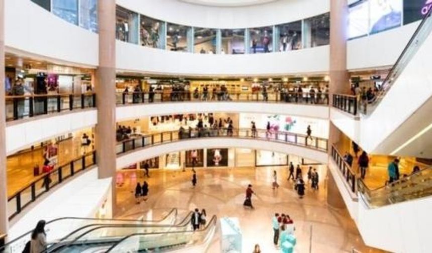 SIKI KONTROLLER UYGULANACAK Alışveriş Merkezleri ve Yatırımcıları Derneği (AYD) Başkanı Hüseyin Altaş, AVM&#039;leri 8 - 15 Mayıs arasında kontrollü olarak açmaya hazırlandıklarını belirterek, &quot;İtalya, İspanya, Almanya gibi ülkeler kademeli olarak alışveriş merkezlerini açtı. Burada amaç gelir beklemek değil. Hayatın yavaş yavaş normale döndürülmesini sağlamak&quot; dedi. Türkiye&#039;de de sinema, gastronomi ve çocuk oyun alanlarını daha ileri tarihe bırakıp normal alanları açmayı planladıklarını açıklayan Altaş, şöyle devam etti: &quot;Ancak kurallar ve hijyen önlemleri çok sıkı olacak. Maske dağıtılacak, belli mesafeler konulacak. Belli aralıklarla müşteri alınacak. Bu konuda Bilim Kurulu, kamu ve perakendecilerle konuşuyoruz. Kamu tarafında kontrollü açılabileceğine yönelik görüşler var. Perakendecilerin de görüşlerine kulak vererek, ciddi kontrollerle ve şartlara uyularak kademeli olarak açmayı planlıyoruz.&quot; .ÖNCE KÜÇÜK İLLER BAŞLAYACAK Altaş, şu anda 436 AVM&#039;nin yüzde 80&#039;inin kapalı olduğuna dikkat çekerek, &quot;Diğerleri açık kalsa da perakendeciler mağaza açmadığı için fiili olarak kapalı. Açılma kararı önce küçük illerde denenebilir. Vakaların daha az olduğu yerlerde. Burada kamuyla en uygun şekilde hareket edeceğiz, Bilim Kurulu ve kamunun tavsiyelerine göre açılış yapmak istiyoruz&quot; dedi..