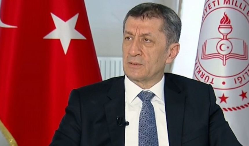 Koronavirüs salgını nedeniyle sınıfta kalma kalktı ancak devamsızlık yapan öğrenciler sınıf tekrarı yapacak MEB kurumlarının yönetmeliğine ilişkin yapılan değişiklik, Resmi Gazete&#039;de yayımlandı. Yapılan değişikliğe göre, doğrudan sınıf geçme şartlarını sağlayan öğrenciler doğrudan, şartları sağlamayan öğrenciler başarısız ders sayısı toplamına bakılmaksızın sorumlu olarak bir üst sınıfa geçecek.