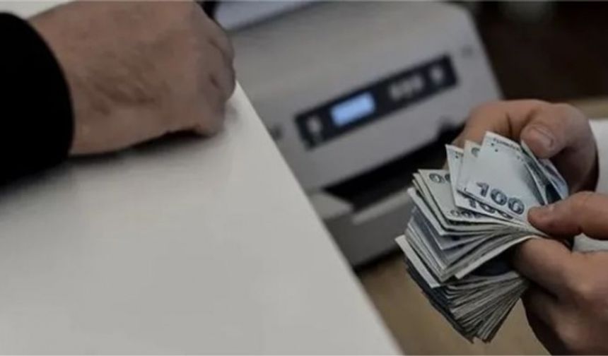 Ramazan bayramı için geri sayım başladı, emeklilerin gözü maaşlarının ödeneceği tarihe çevrildi. Aile, Çalışma ve Sosyal Güvenlik Bakanı Zehra Zümrüt Selçuk, emekli maaşlarıyla ilgili açıklamada bulundu. Peki, emekli maaşları ne zaman yatacak? Zehra Zümrüt Selçuk, emekli aylığı ödemelerinin 15-22 Mayıs tarihleri arasında yapılacağını açıkladı.

EMEKLİ MAAŞI ÖDEMELERİ NE ZAMAN?

SSK’lılar 15-20 Mayıs Tarihleri Arasında, Bağ-Kur’lular da 21-22 Mayıs’ta Emekli Aylığı Alacak

Bakan Selçuk; 19 Mayıs’ın resmi tatil olması ve 24, 25, 26 Mayıs’ın Ramazan Bayramı’na denk gelmesi sebebiyle ödemeleri erkene aldıklarına dikkat çekti.