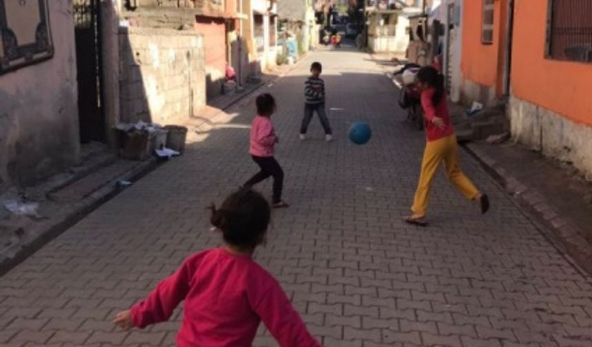 Eşim erzakları getirdi. Güzel bir yemek hazırladım. Gitmek isteseler de bırakmadım. Sofraya buyur ettim. Teyze mahcup. Ama Ayşe sıcacık çorbadan su içer gibi kana kana içti. İki tabak pilav yedi. O yedikçe ben mutlu oldum. Keşke teyze de yese diye içimden geçirdim. Bari meyve yesinler diye meyve de getirdim. Biraz da olsa yediler.