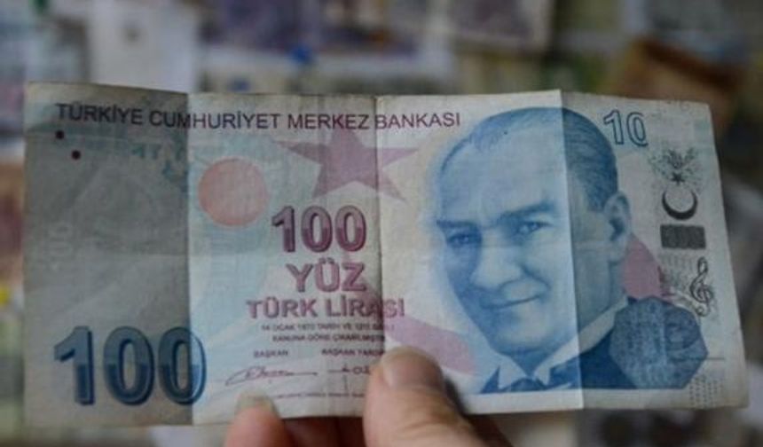 BAŞVURU NASIL YAPILIR? Kadınlara devlet 400 TL çocuk yardım ücreti veriyor Bunun için iki şart bulunuyor. Öncelikle kadının 2 ile 5 yaş arasında çocuğa sahip olması ve sanayi sektöründe mesleki eğitim kurslarına katılması gerekiyor. Mesleki eğitim kursları İŞKUR öncülüğünde yapılmakta olup ücretsiz olarak yapılıyor ve katılımcılara 45 TL’ye kadar günlük para verildiği gibi yine çocuğu olan kadınlara kurs boyunca 400 TL bakım ücreti de verilmektedir. İŞKUR tarafından kamuoyuna duyurulmakta olan mesleki eğitim kurslarını İşin Olsa ekibi olarak bizler sık sık takip ediyoruz. Sizlerde sitemizi ve mobil uygulamamızı takip ederek tüm mesleki eğitim kursları hakkında bilgi sahibi olabilir ve kurslar olduğunda katılım göstererek hem nitelik kazanabilir hemde 400 TL bakım ücreti alabilirsiniz.