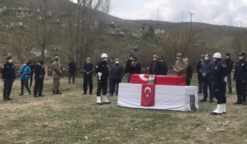 Bu ayete layık şehidimiz Komiser Natık Karadeniz. 1979 yılında Mersin Silifke’de şehit edilen kahraman bir polisimiz. Yıllar sonra Kars Sarıkamış ilçesinden Mersin’e nakli yapılınca tüyler ürperten o olay yaşandı. Şehidin ailesinin talebi üzerine bu nakil gerçekleştirilerek şehidimiz Akbelen Şehitliğine defnedildi.