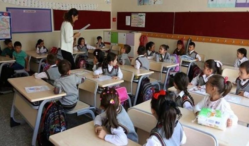 Devamsızlıktan kalanlar ise sınıf tekrarı yapacak. DEVAMSIZLIKTAN KALANLAR DEĞERLENDİRİLMEYECEK Devamsızlık nedeniyle sınıf tekrarına kalan öğrenciler ise söz konusu şartlar kapsamında değerlendirilmeyecek. Öğrencilerin yeni ders yılı sonundaki başarı durumu, bu yönetmeliğin ilgili hükümlerine göre değerlendirilecek.Yüz yüze yürütülmekte olan eğitim ve öğretim faaliyetlerine ara verildiği durumlarda, uzaktan eğitim yapılabilecek ancak uzaktan eğitimde puanla değerlendirme yapılmayacak.