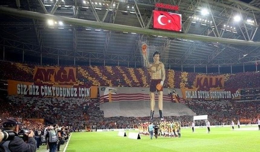 SOSYAL MEDYADA BÜYÜK TEPKİ VAR!
Maç başlamadan önce sarı-kırmızılı taraftarların kale arkasında açtığı koreografide yer alan Rocky ve üzerinde yazanlar tartışma yarattı.

FETÖ TERÖRİST BAŞI GÜLEN&#039;İN SÖZLERİ
Geçtiğimiz günlerde ABD&#039;nin Pensilvanya Eyaleti&#039;nde yaşayan FETÖ elebaşı Fetullah Gülen&#039;in &quot;Ayağa kalk Sakarya&quot; ifadelerini kullanmıştı. Galatasaray tribünlerinde &quot;Ayağa kalk&quot; yazılı bir pankartın açılması sosyal medyada büyük tepki gördü.

ROCKY ANITI PENSILVANYA&#039;DA
Bu yazının dışında dikkat çeken bir diğer konu ise 8 puan önde ligde namağlup şekilde zirvede yer alan ve &#039;ayağa kalkamsını gerektirecek bir durumu olmayan&#039; Galatasaray&#039;ın maçında FETÖ elebaşı Fetullah Gülen&#039;in yaşadığı Pensilvanya&#039;da heykeli bulunan Rocky&#039;nin kullanılmasıydı..