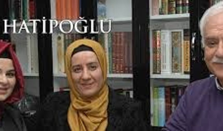 Prof. Dr. Nihat Hatipoğlu, Türkiye&#039;yi etkileyen önemli isimlerden biri. Ramazan boyunca saatlerce yayın yapıyor. Konferanstan konferansa koşuyor. Bu yoğun temposunda en büyük destekçisi eşi Emel Hatipoğlu. Emel Hanım, Ankara&#039;da yaşamasına rağmen Ramazan&#039;da İstanbul&#039;a geliyor ve eşinin bu hızlı temposuna destek olmak için elinden geleni yapıyor. Her canlı yayında yanında. Sesi için ballı, tereyağlı sıcak su hazırlıyor. Sahur yemekleri de ondan soruluyor, akşam çayı da... Biz de Nihat, Emel Hatipoğlu çifti ve oğulları Said Hatipoğlu ile bir araya geldik ve Türkiye&#039;nin gözü önünde olan bu örnek ailenin nasıl yaşadığını konuştuk. İşte Nihat Hoca&#039;nın arkasındaki kadın ve yeni çiftlere örnek olacak 33 yıllık huzur dolu bir evliliğin perde arkası...