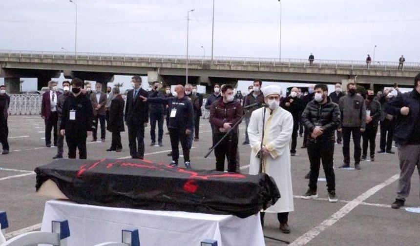 &quot;ÖRTÜ İRAN&#039;IN NECEF ŞEHRİNDEN GETİRİLDİ&quot;

Öte yandan BTP Genel Başkan Yardımcısı Harun Kayacı, RS FM&#039;de Atilla Güner&#039;le Akşam Postası yayınında siyah örtünün sırrını şöyle anlattı: &quot;Hz. Ali efendimizin türbedarı olan bir arkadaşımız İmam Hüseyin efendimizin türbesinden hediye etmişlerdir. İmam Hüseyin efendimizin türbesindeki örtüdür o. Necef&#039;ten geldi.Profesör Baş&#039;ın vasiyetiydi. Profesör Baş, Alevi-Sünni-Şii kardeşliğini ortaya koyan bir insandı. Sadece söylemle değil akademik yönleriyle de ortaya koydu.&quot;
