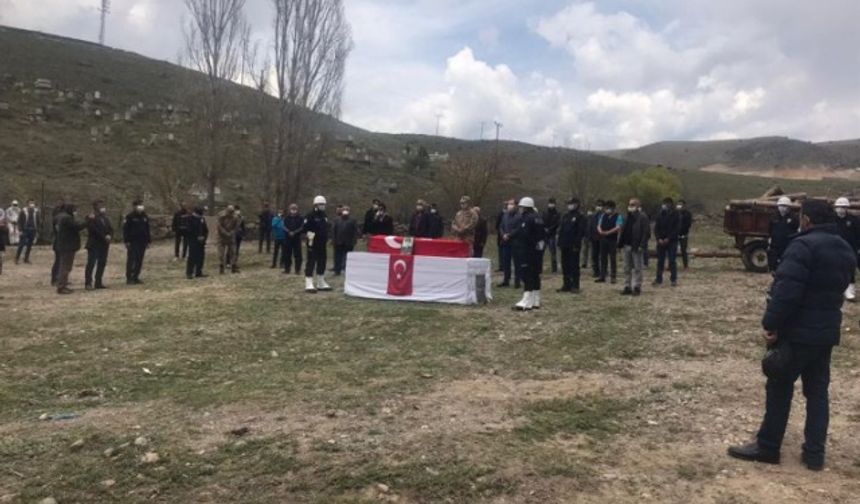 Şehidimiz Komiser Natık Karadeniz’in mezarı açılınca oradakiler gözlerine inanamadılar. Çünkü şehidimizin naaşı zerre-i miskal bozulmamıştı. Sadece naaşı değil, kefeni bile korunmuştu. Yüce Rabbimizin inayetiyle. Boşuna “Şehitler Ölmez,” demiyor bu millet.

Olay yerinde olanların söylediği şu sözler bizleri derinden etkiledi: “Abisi kefenini açıp saçını dahi okşamış. Tüylerim diken diken.”