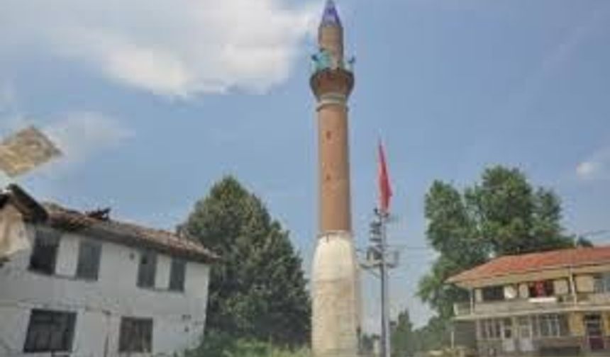 İnegöl&#039;de bir mahallenin sembolü haline gelen camisiz minareyi görenler anlam veremiyor. Yöre halkı, belediyeden minarenin bakımının yapılmasını ve saat yerleştirilmesini istiyor.