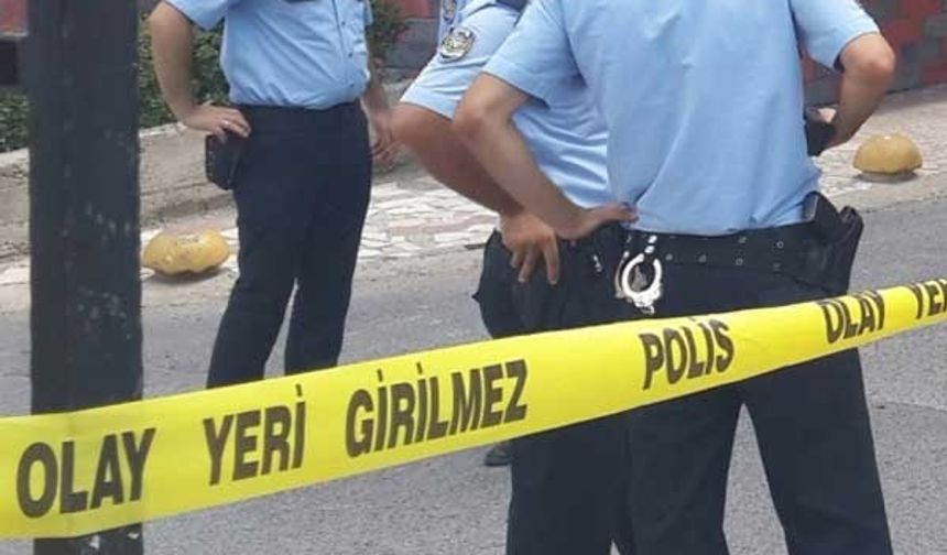 SIRTINDAN VE BAŞINDAN VURDU

Sırt ve başından aldığı kurşunlarla ağır yaralanan Uzman Çavuş B.D., ambulans ile Dicle Üniversitesi Tıp Fakültesi Hastanesi’ne kaldırılarak tedavi altına alındı.