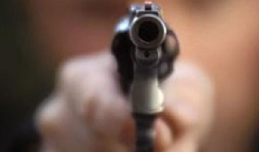 DİYARBAKIR ’da kimliği belirlenemeyen kişi veya kişilerin silahlı saldırısına uğrayan uzman çavuş yaralandı.