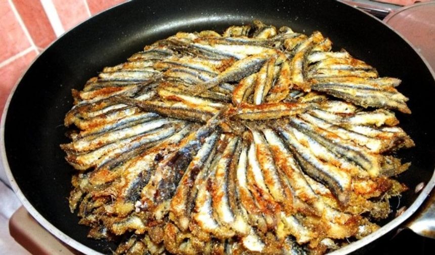 KIZARTMAYIN
Balığı asla kızartmayın çünkü kızartıldığında ağırlığının yarısı kadar yağ çeker, besin değerini kaybeder ve kalori miktarı artar. Izgara yapmak, fırınlamak veya sebzelerle birlikte buharda pişirmek besin değerlerini korumasını sağlar.