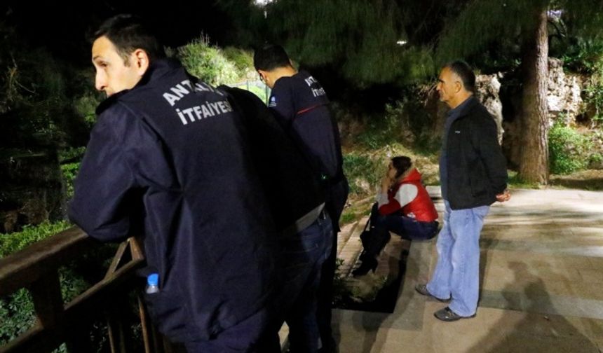 Antalya’da oturan 4 çocuk babası Cemil A., eşi Meryem A’nın geçimsizlik gerekçesiyle boşanacağını söylemesi üzerine falezlere çıkarak intihara teşebbüs etti. Eşini ikna etmeye çalışan Meryem A., &quot;Gel gidelim bak çocuklar evde bekliyor. Çocuklara yemek bile yediremedim. Çocuklar aç bekliyorlar yazık değil mi?&quot; ded