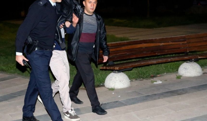 Eşinin boşanma kararını duyan Cemil A, evden çıkıp Yavuz Özcan Parkı’na geldi. Park içerisindeki banklarda bir süre oturan Cemil A., daha sonra 30 metrelik falezlerin kenarına çıkıp intihar edeceğini söyledi.
Durumu fark eden vatandaşların 112 Acil Çağrı Merkezi’ne haber vermesi üzerine olay yerine ambulans, itfaiye ve polis ekipleri sevk edildi. Polis ekipleri, falezler çevresinde güvenlik önlemi alıp Cemil A.’yı intihar kararından vazgeçirmeye çalıştı.