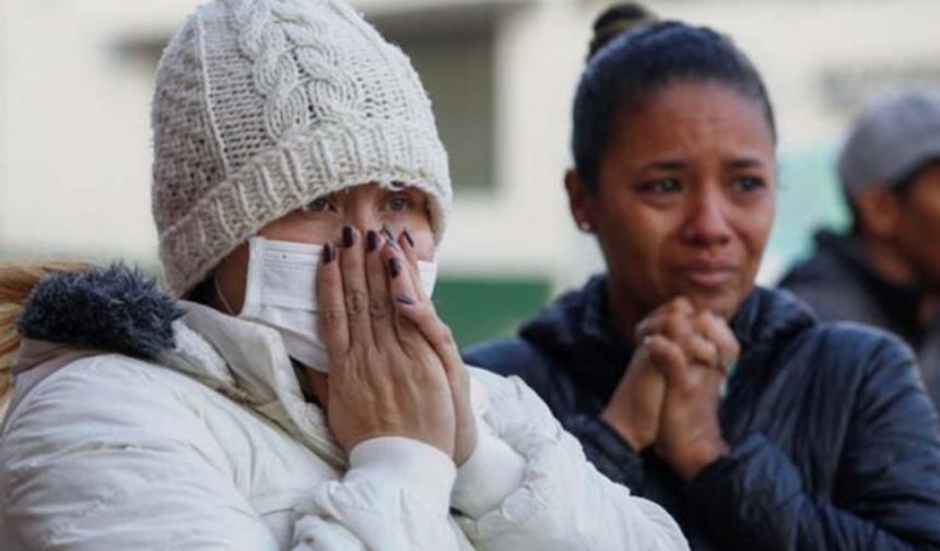 Blasio, &quot;Hastane sisteminin çalışması için gerekli olan vantilatör, cerrahi maske gibi malzemeler için büyük çapta bir yokluk çekmeye 10 gün uzaktayız.&quot; ifadesini kullandı.
Bu süreçte federal hükümetin kendilerine yeteri kadar kaynak sağlamadığını savunan Blasio, &quot;Ordu devreye sokulmadı. Trump&#039;ın sözünü ettiği Savunma Üretimi Kanunu, görebileceğimiz şekilde uygulanmadı. Sadece New York kenti ya da eyaleti değil, ülkenin birçok yeri kendilerini yalnız hissediyor.&quot; eleştirisinde bulundu.