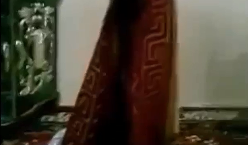 Irak&#039;ta bir bayan namaz kılarken televizyon dikkatini çeker ve namazını yarıda keserek...