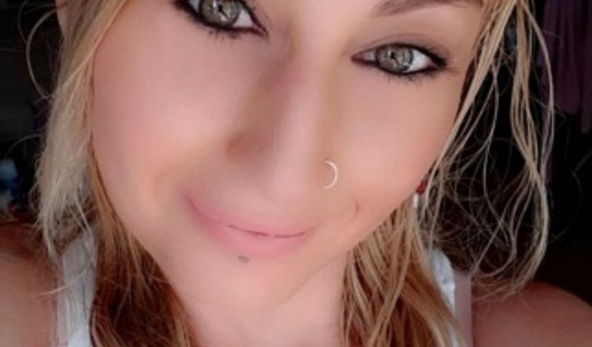 Mart ayında, Uzunoğlu&#039;nun yanaklarına yapılan ve kalıcı olacağı söylenen dolgu, kısa süre sonra yok oldu. Operasyonun başarısız olması nedeniyle Uzunoğlu, Nisan ayında ikinci kez aynı operasyonu oldu. Kadının yüzündeki dolgu işlemi tamamlanmadan, ameliyatı yapan doktorları, &quot;Alt dudağınıza da dolgu yapalım, çok daha iyi görünür&quot; diye telkinde bulundu.
