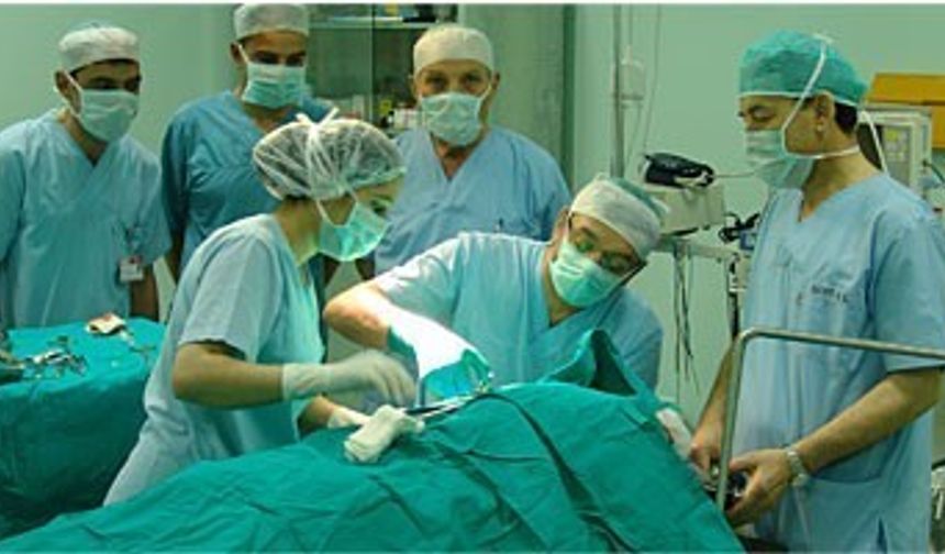 Ameliyat süresince akıllı telefonu ile doktor ve yardımcılarının sohbetlerini gizlice kaydeden hasta, baygın bir haldeyken yaşananların hesabını sormak için harekete geçti.