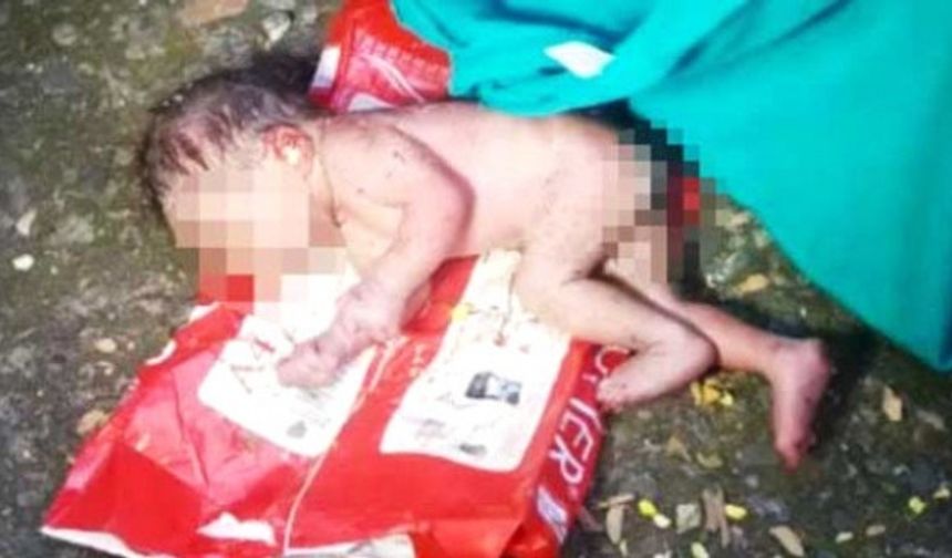 Rathore, hemen iki arkadaşından yardım istedi ve hep beraber çocuğun vücudunu temizlediler.