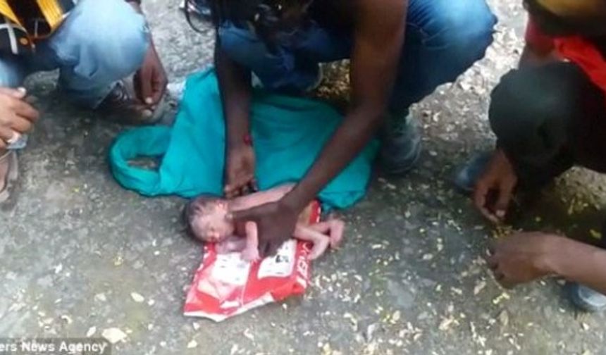 Sabahın erken saatlerinde yoldan geçen Dheeraj Rathore, çöp kutusundan ağlama sesi geldiğini fark etti. İçine baktığında ise çöp poşetine konulmuş, karıncaların istilasına uğramış, aşırı derecede kilo kaybı olan bir bebek gördü.