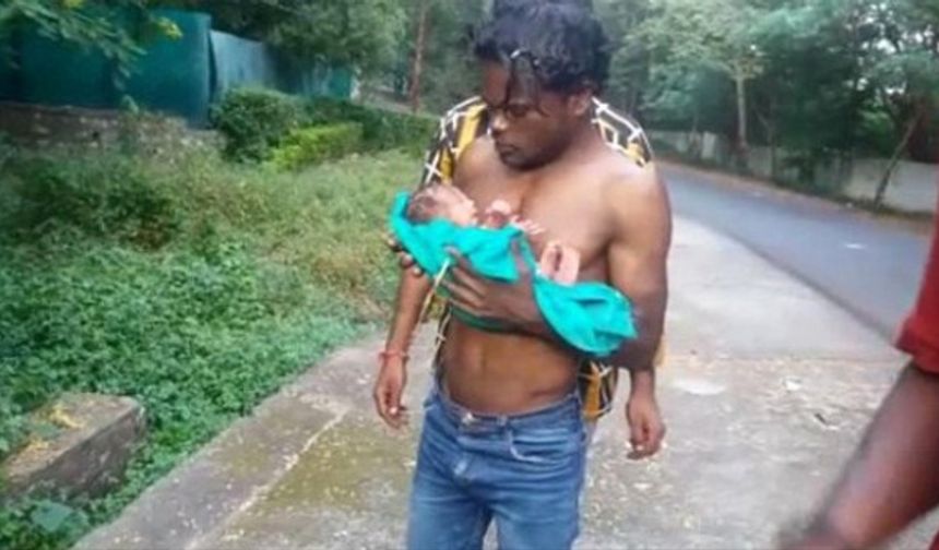 Bebeği temiz bir kumaşa sardılar ve en yakın hastaneye gittiler. Polis bebeğin ebeveynleri tarafından sırf erkek olmadığı için terk edildiğini düşünüyor.