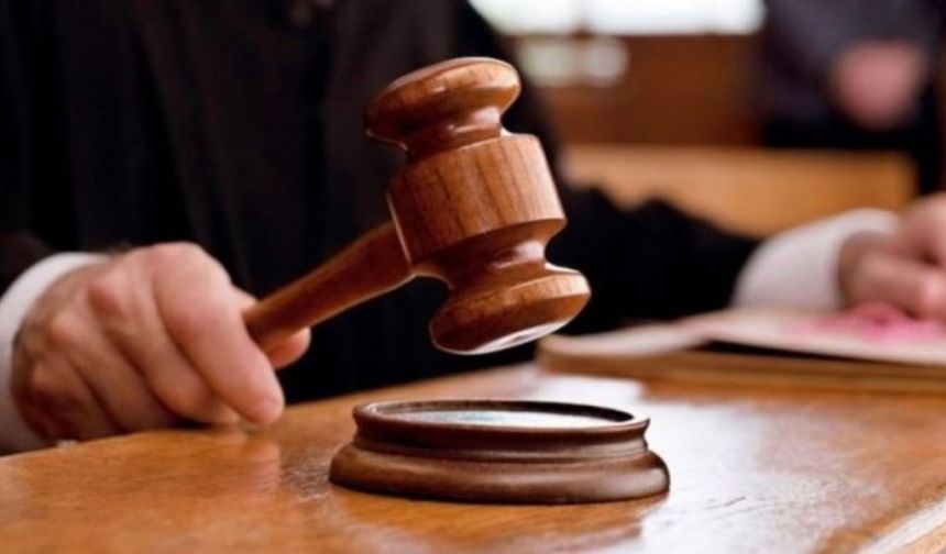 Bu sitelerdeki giriş saatlerinin ağırlıklı olarak mesai saati içinde olduğu, davacının bu internet sitelerine giriş yaptığının tespit edildiği, iş akdinin de aynı gün feshedildiği anlaşılmaktadır. Davacının bu eylemi doğruluk ve bağlılığa aykırı olup, davalının güvenini kötüye kullanan davacının iş akdinin feshi haklı olduğundan davacının kıdem ve ihbar tazminatı taleplerinin reddi gerekirken kabulü hatalıdır. Mahkemenin davanın kabulü yönündeki kararı oy birliği ile bozulmuştur” ifadeleri yer aldı.