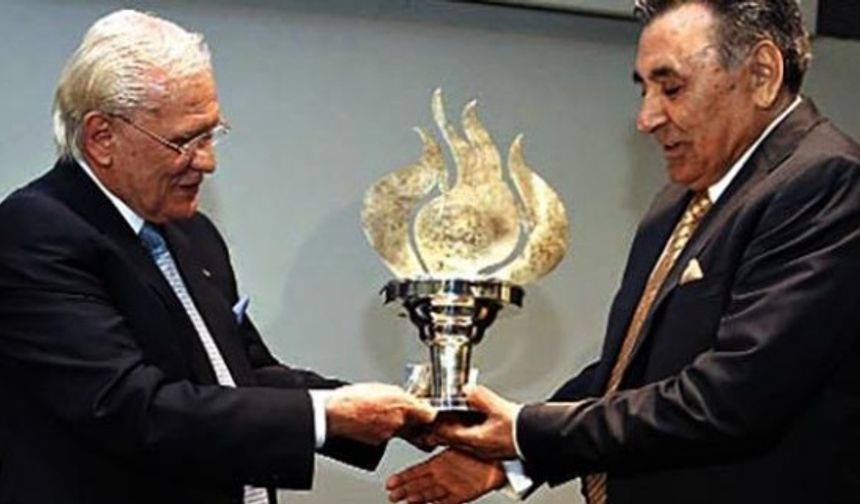KRİTİK GÖRÜŞME ANLAŞMAYLA BİTTİ: Yıldırım Demirören ile Aydın Doğan&#039;ın avukatlarıyla birlikte katıldıkları son toplantıdan anlaşma çıktı. Anlaşmaya göre, Hürriyet, Posta ve Fanatik gazeteleri ile CNN Türk ve Kanal D televizyonları, Doğan Burda dergi grubu ile Türkiye&#039;nin en yaygın gazete dağıtım ayı YAYSAT&#039;ın da satış paketinin içinde olduğu öğrenildi.