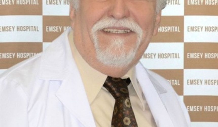 Prof. Dr. Erkan Topuz, ülkemizin en meşhur ve en başarılı doktorlarından biri olarak tanınıyor. Öyle ki halk arasında &quot;kanser uzmanı&quot; olarak da biliniyor.
Kariyeri boyunca sürdürdüğü çalışmaları sayesinde uzun yaşamanın sırlarını da keşfeden başarılı isim, uzun yaşamak isteyenlere verdiği önerilerle şu sıralar yeniden gündemde.
Peki, Prof. Dr. Erkan Topuz&#039;a göre 129 yaşına kadar yaşamanın sırları hangi yiyeceklerde saklıdır dersiniz?
Buyurunuz, hep birlikte öğrenelim.