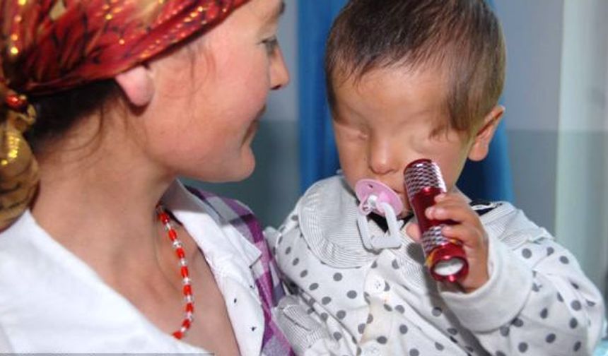 Oğullarının engeli nedeniyle büyük üzüntü yaşayan baba Madamihan ile anne Salamu, doktor doktor dolaşıp çare arıyorlardı.En son gittikleri hastanede duydukları açıklamayla şimdi az da olsa bir umut belirdi içlerinde.