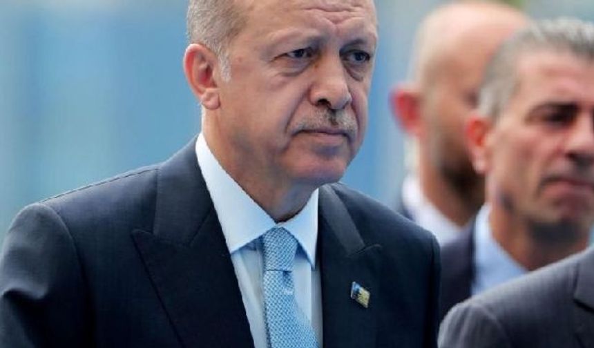 Olacak şey değil. Bunu bile düşünmüşler. Ata zehir vermeyi, darbeye karşı duran profesörleri kaza süsüyle öldürmeyi (ki öldürmüşler), stadyumda kanlı kıyımlar yapmayı. Önemli kişilerin benzeyenlerini aynı kimlikte gezdirerek asıl kişiyi gizleyip perdelemeyi.