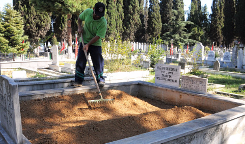 Babası başta önemsemez bu olayı fakat her gün her yalnız kaldığında bu sesi duyması hayra alamet değildir kalkar bu konuyu eşiyle paylaşır ve neler duyduğunu ona da anlatır.