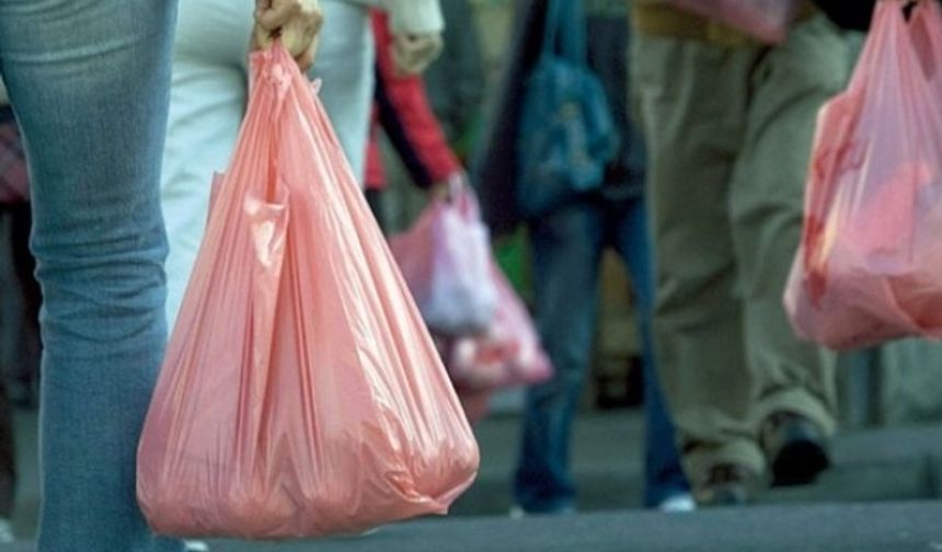 Çevre ve Şehircilik Bakanlığınca hazırlanan, plastik torbaların 1 Ocak 2019&#039;dan itibaren ücretli verilmesini öngören &quot;Ambalaj Atıklarının Kontrolü Yönetmeliği&quot; Resmi Gazete&#039;de yayımlandı. Buna göre, plastik torbalar 1 Ocak 2019&#039;dan itibaren mesafeli sözleşmelerle yapılan satışlar da dahil olmak üzere satış noktalarında kullanıcıya veya tüketiciye ücretsiz verilmeyecek, ücretsiz temin edilmesine imkan verecek herhangi bir promosyona veya kampanyaya da dahil edilemeyecek