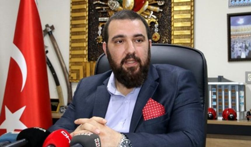&quot;DEDEMİZ ABDÜLKERİM EFENDİ&#039;Yİ EN KISA ZAMANDA GETİRECEĞİZ&quot;
Gazetecilerin sorularını cevaplayan Osmanoğlu, ABD&#039;de öldürülen Abdülkerim Efendi&#039;nin sahipsizler mezarlığında bulunan kabrini Türkiye&#039;ye getirmek için çalışma yaptıklarını ifade ederek, &quot;1935 yılında Sultan Abdülhamid Han&#039;ın oğlu Selim Efendi, Selim Efendi&#039;nin oğlu da Abdülkerim Efendi, İngiliz ve Çin istihbaratı tarafından şehit edildi. Biz bunu daha önce de söylemiştik. Bayram öncesinde New York&#039;a gittiğimizde dedemizin kabrini ziyaret ettik. Gerçekten çok duygulandım, Sultan Abdülhamid Han&#039;ın torunu başka bir ülkede gerçekten çok üzüldük. Biz oradaki görüşmelerimizi yaptık. Sağ olsun büyükelçimiz ve konsolosumuz bizlere desteklerini esirgemedi.