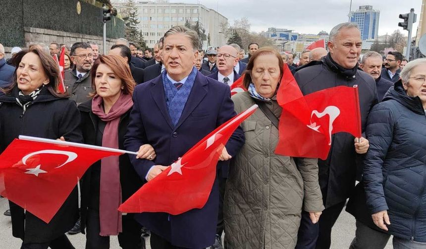 CHP Milletvekilleri Meclis’ten Genel Merkeze yürüdü