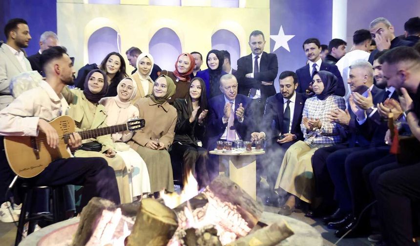 Cumhurbaşkanı Erdoğan, AK Parti İstanbul İl Başkanlığı’nda gençlerle buluştu