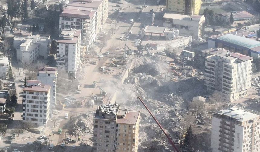 Depremde yıkılan Ebrar Sitesi F Blok için kamu görevlileri yargı önünde