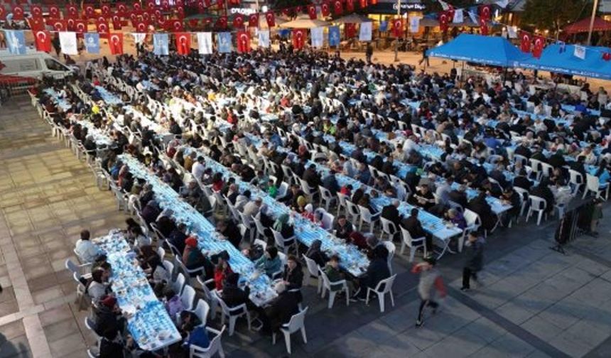 Kocaeli Büyükşehir’in iftar sofrası gönülleri buluşturuyor