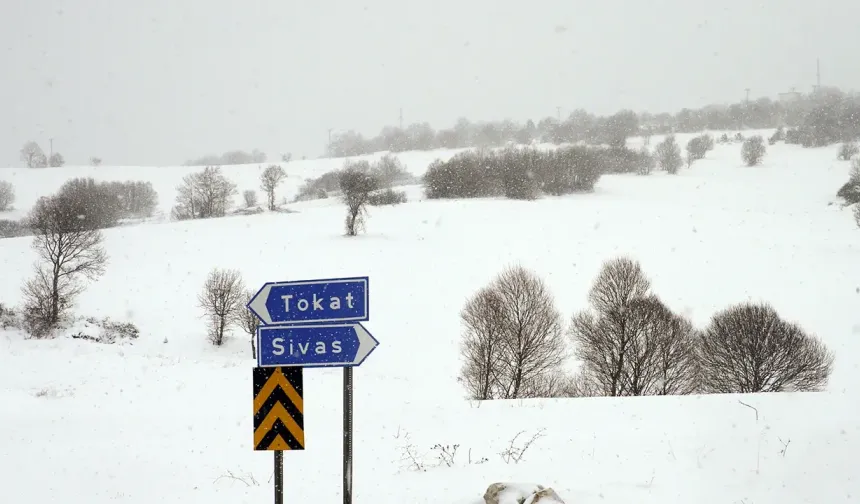 Tokat-Sivas kara yolunda kar kalınlığı 20 santimetreye ulaştı